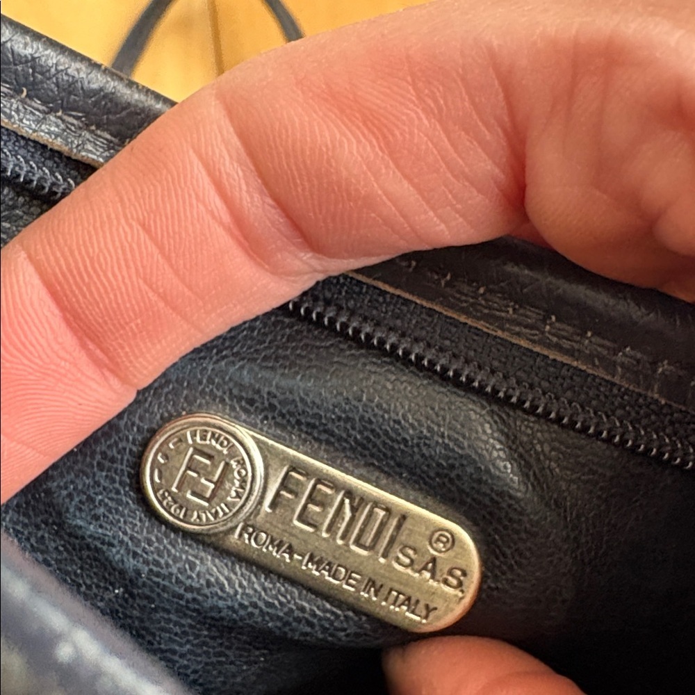 VINTAGE FENDI 80’s crossbody! - Picture 10 of 15